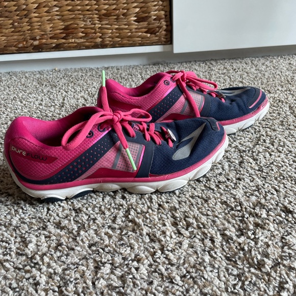 Women’s Brooks running shoes. - Picture 2 of 5